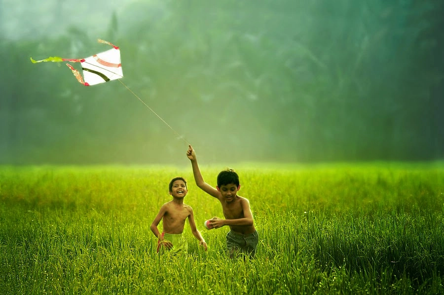 Thả diều mang theo ký ức tuổi thơ miền quê