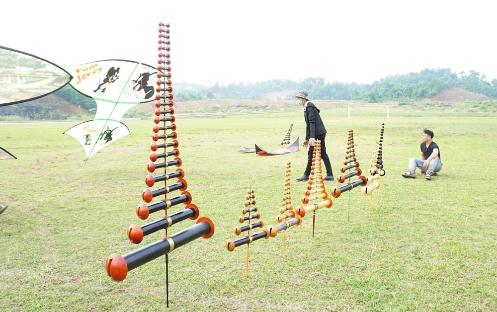 Sáo diều to ngân vang giữa không gian làng quê