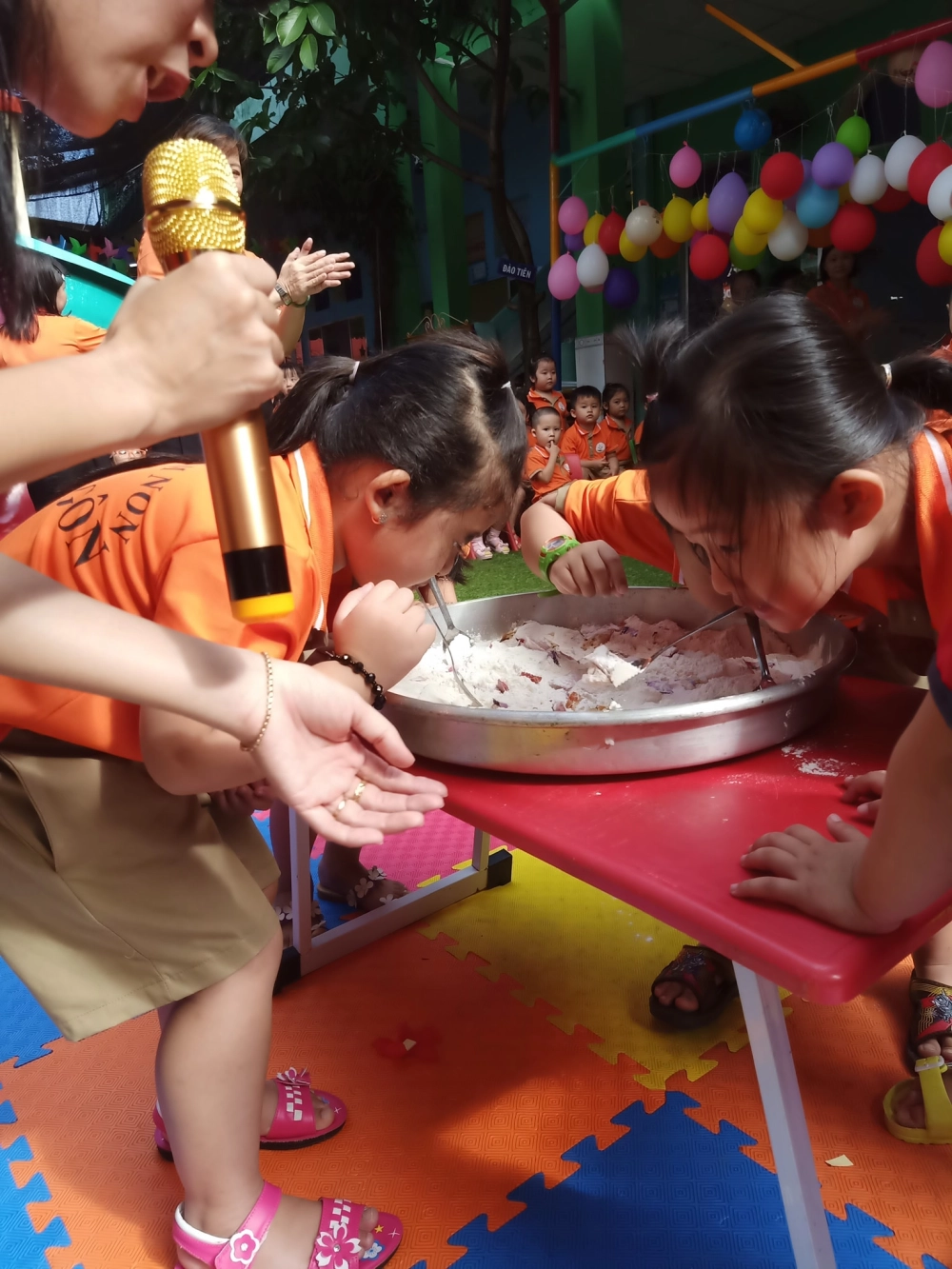 Những khoảnh khắc ảnh meme thổi bột tìm kẹo dở khóc dở cười bám đầy bột trên mặt