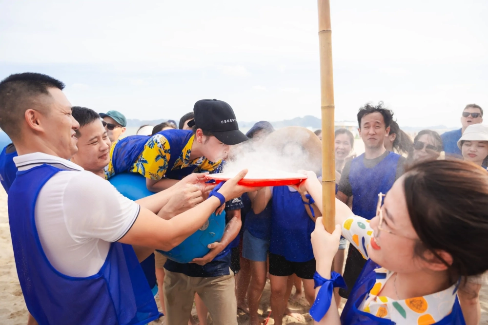 Người chơi tham gia thử thách thổi bột tìm kẹo lầy lội trong buổi dã ngoại