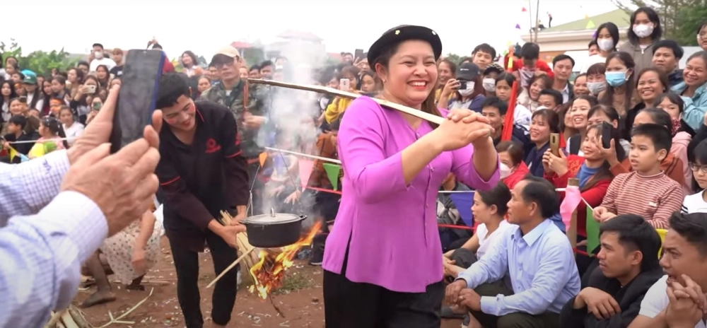 Cách chơi thổi cơm thi đòi hỏi khéo léo và phối hợp