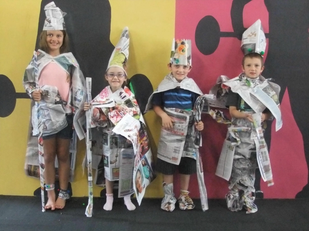 Ảnh nghệ thuật thời trang báo giấy bắt trọn khoảnh khắc tung bay đầy sức sống của tà váy làm từ chất liệu tái chế