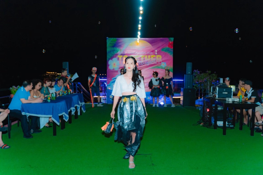 Cách làm váy bằng báo giấy đơn giản thông qua kỹ thuật gấp nếp tạo khối cho trang phục thủ công sáng tạo