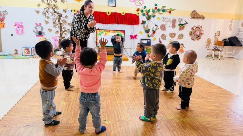 Trẻ phát triển thể chất qua trò chơi trời nắng trời mưa tại lớp