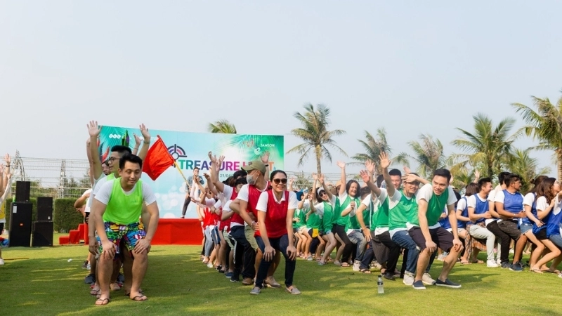 Thành viên trong đội thể hiện sự sáng tạo qua trò chơi truyền tin bằng hình vẽ trên giấy