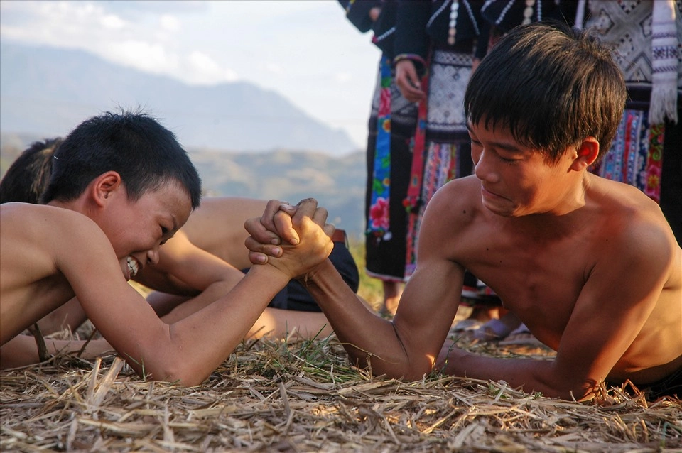 Ảnh thi đấu vật tay thể hiện tinh thần cạnh tranh