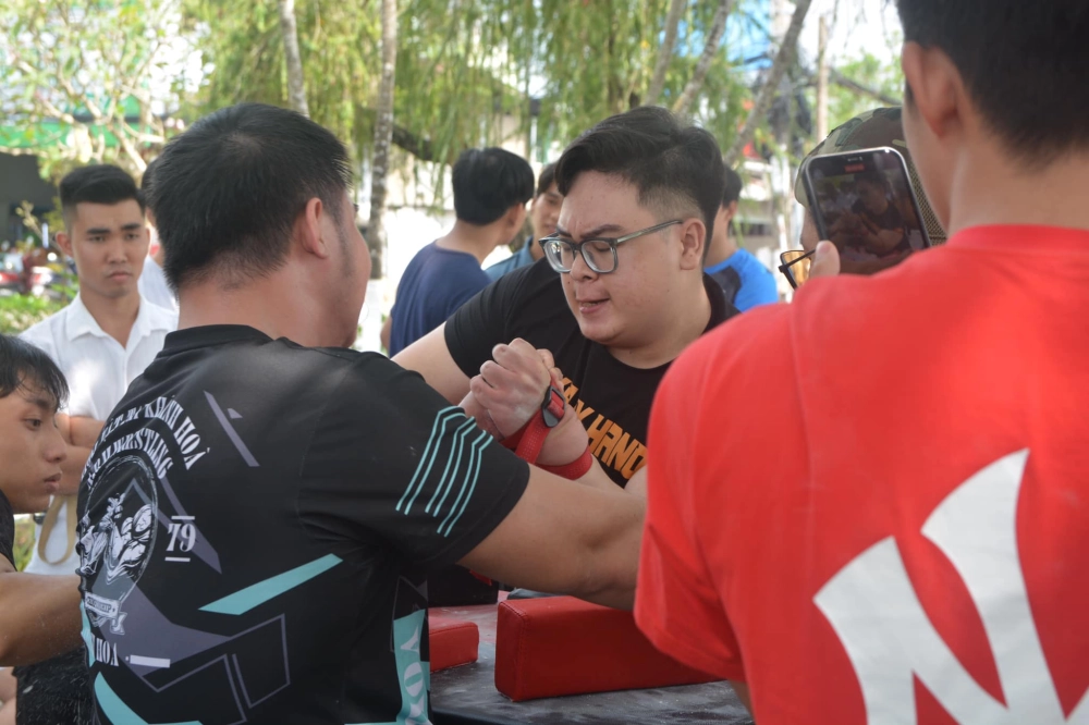 Vật tay thể hiện sức mạnh và tinh thần thi đấu