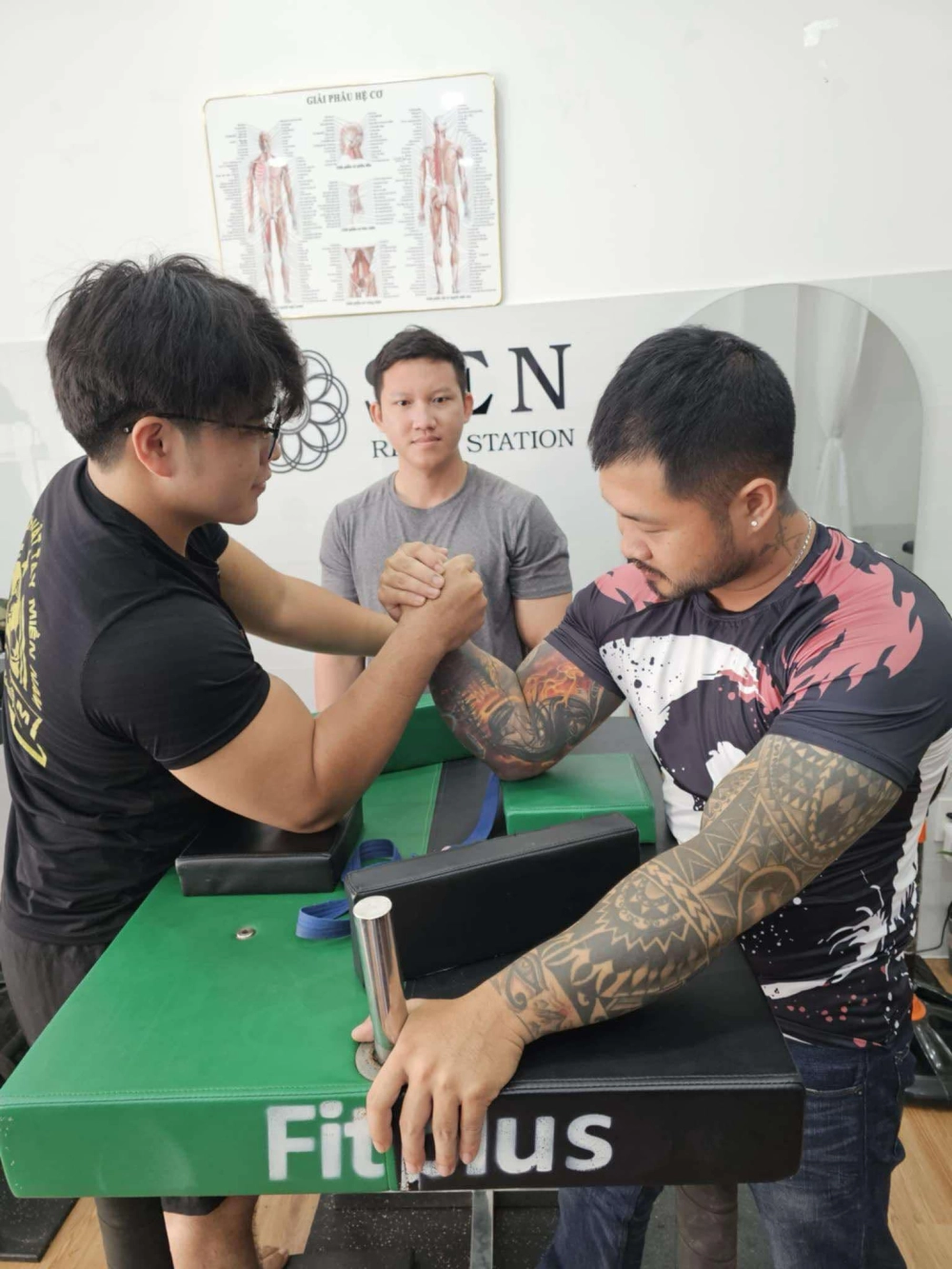 Trò chơi dân gian vật tay gắn liền hội làng xưa