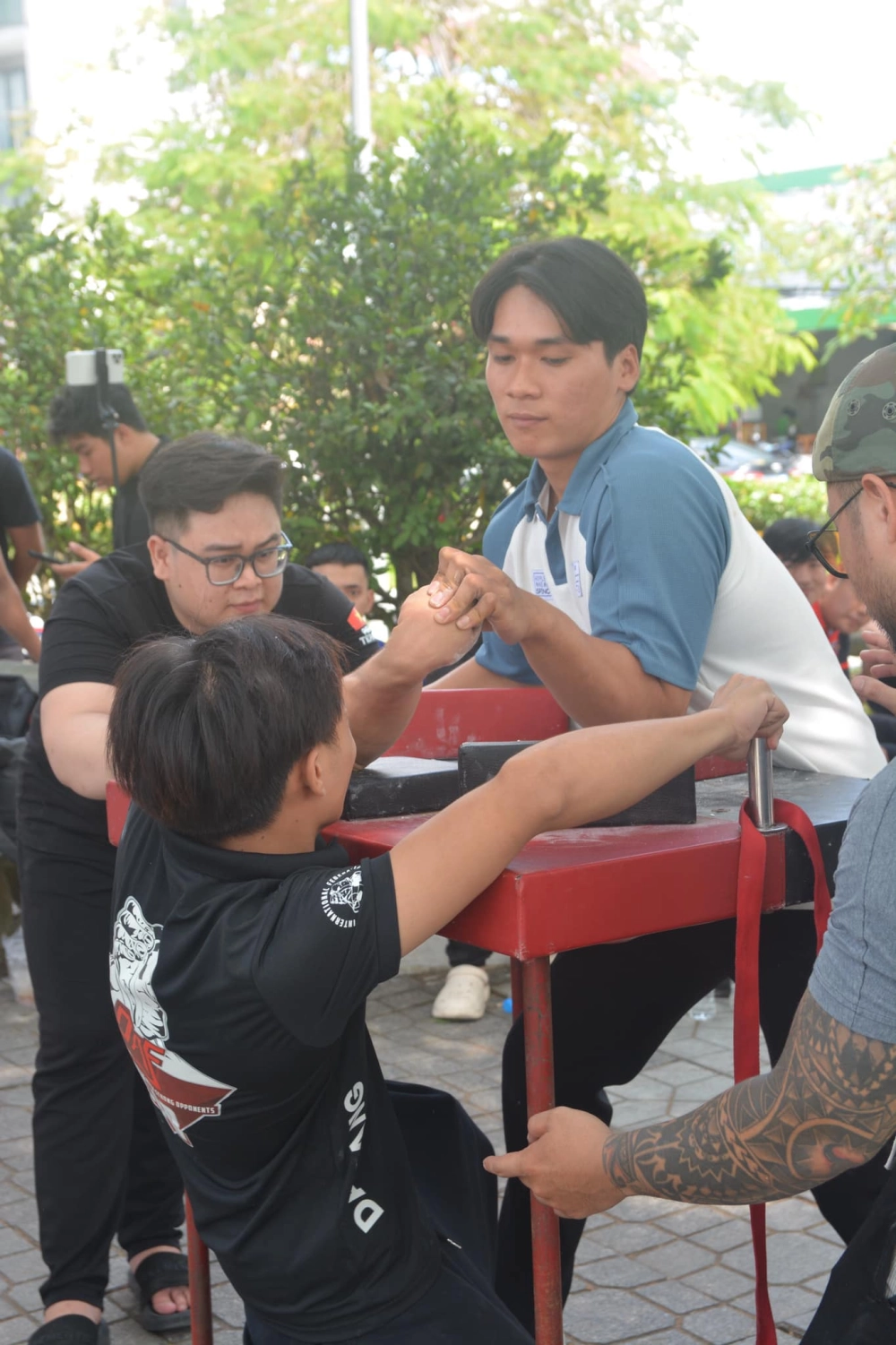 Cách chơi vật tay đúng giúp tăng cơ hội thắng