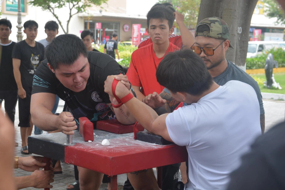 Hình ảnh vật tay ghi lại khoảnh khắc quyết liệt