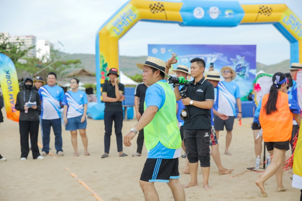 Vận động viên đang nỗ lực vượt qua bức tường cao dốc bằng kỹ thuật điêu luyện