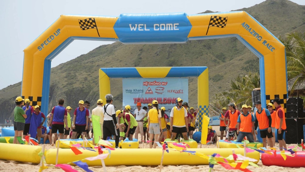 Hướng dẫn đội nhóm phối hợp nhịp nhàng để chinh phục các trạm thử thách gắn kết