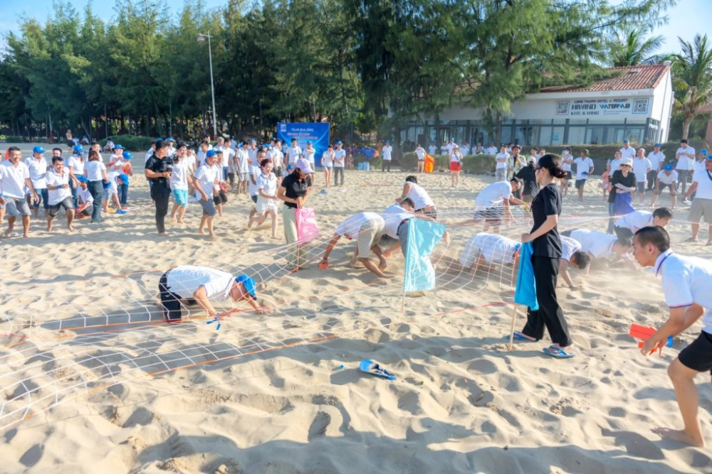 Đội ngũ nhân viên thực hiện kỹ thuật lê người trong vượt rào kẽm gai để chinh phục đỉnh vinh quang