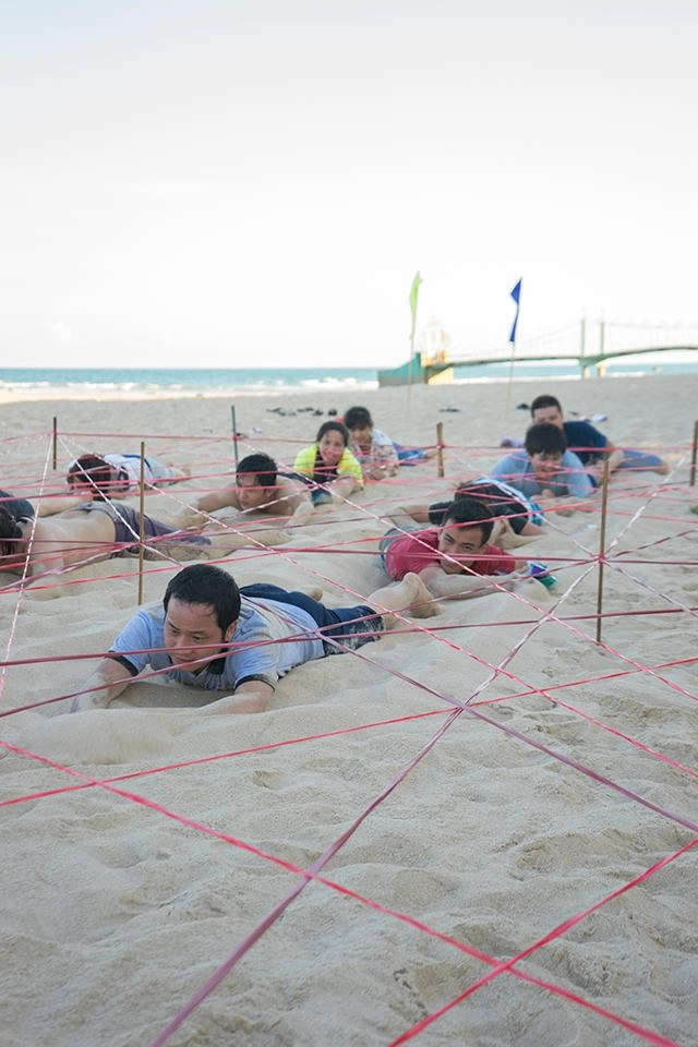 Cận cảnh setup trạm game vượt rào kẽm gai với dây dù đàn hồi đảm bảo an toàn