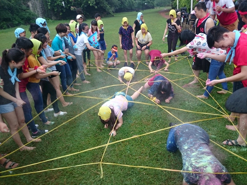 Minh họa kỹ thuật bò trườn qua kẽm gai giả giúp tăng tốc độ di chuyển áp sát mặt đất