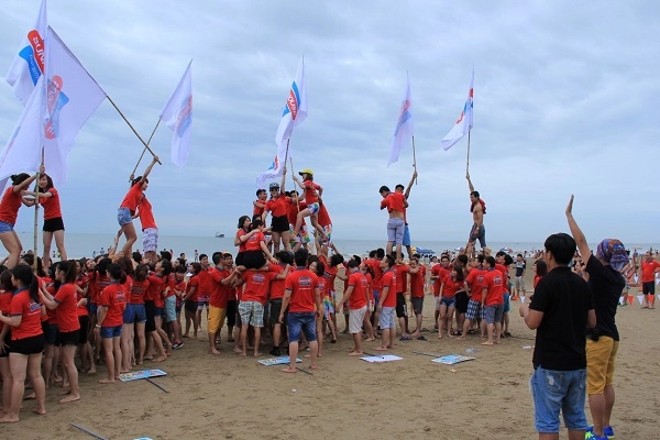 Khoảnh khắc tập thể nỗ lực hết mình để xác lập kỷ lục xây tháp người cao nhất tại sự kiện