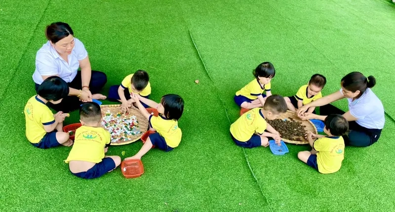 Trò chơi Cắp cua bỏ giỏ tuổi thơ rộn rã tiếng cười