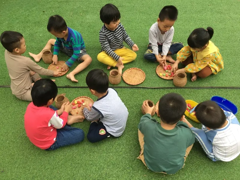 Trò chơi Cắp cua bỏ giỏ sinh hoạt lớp gắn kết học sinh