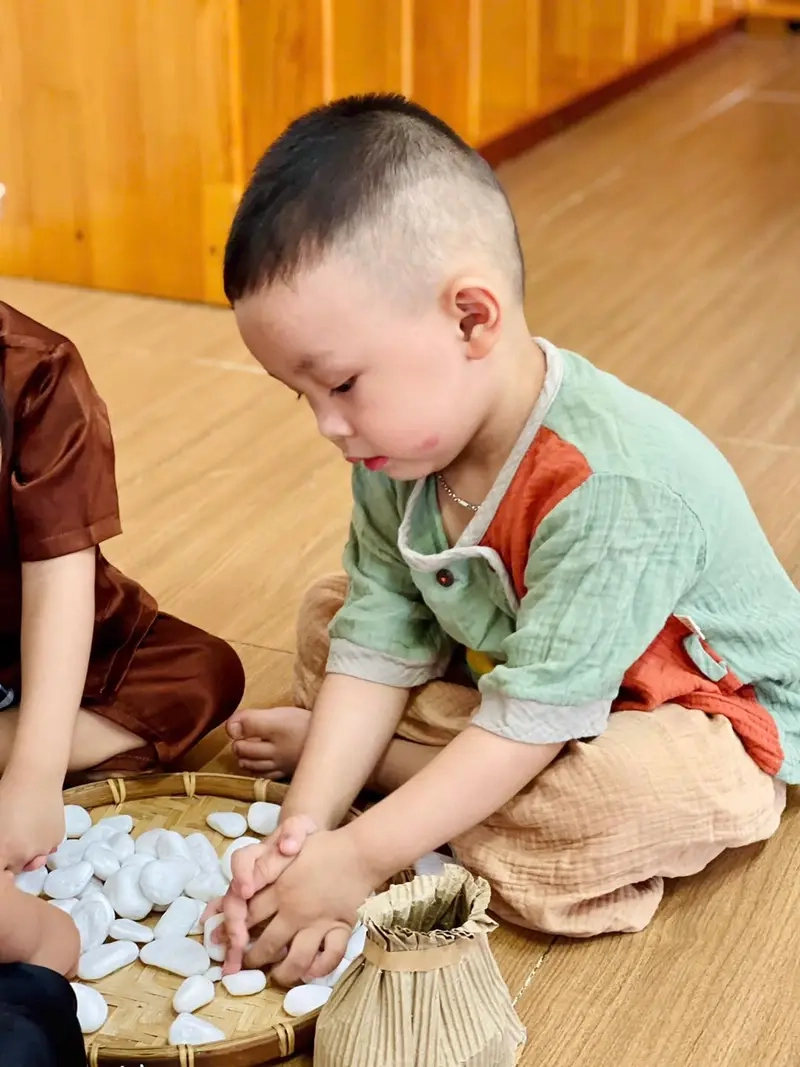 Trò chơi Cắp cua bỏ giỏ quen thuộc với nhiều thế hệ