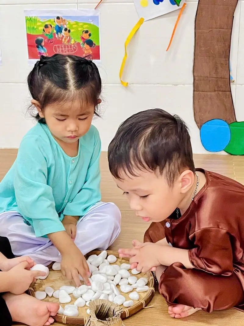 Trò chơi Cắp cua bỏ giỏ giải trí tập thể sôi nổi