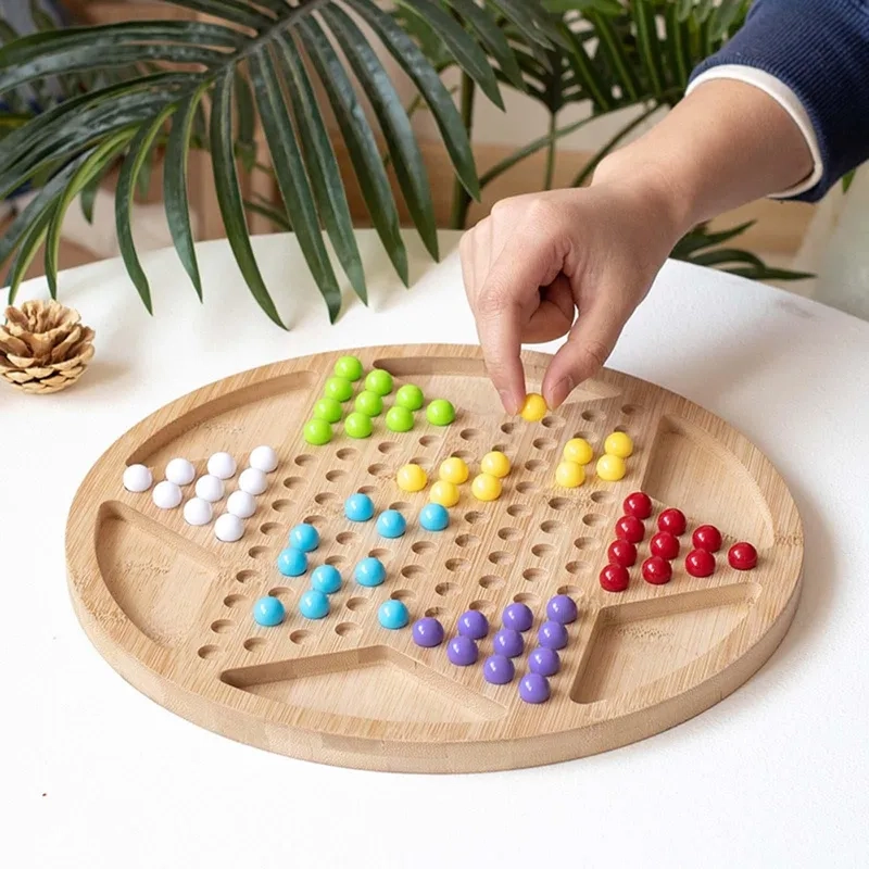 Nhóm bạn đang chơi cờ nhảy cùng nhau