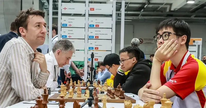 Cờ Vua kinh điển với bàn cờ thi đấu thực tế