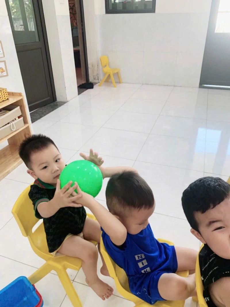 Chuẩn bị trước khi chơi trò chơi chuyền bóng qua đầu