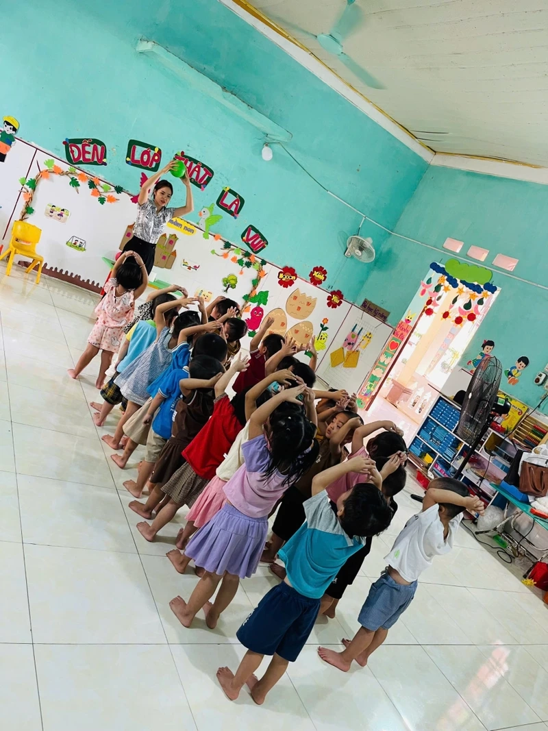 Hướng dẫn cách chơi trò chơi chuyền bóng qua đầu chi tiết 