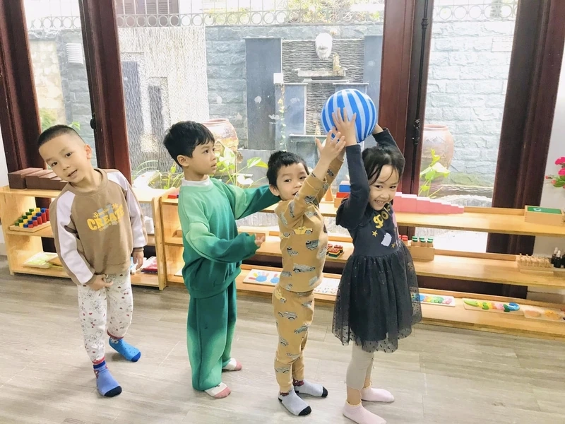 Tổ chức chuyền bóng qua đầu cho trẻ em vui nhộn an toàn