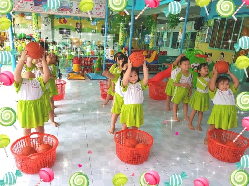 Trải nghiệm trò chơi chuyền bóng qua đầu tập thể tăng tinh thần đội nhóm