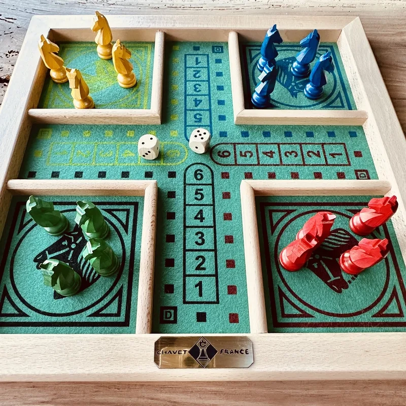 Bé đang chơi cá ngựa cùng bạn bè