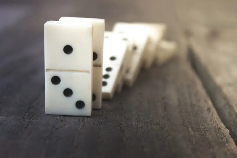 Bộ cờ Domino đầy đủ quân cờ sắp xếp gọn gàng
