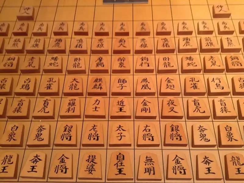 Hình ảnh học viên học chơi cờ Shogi tập trung luyện tập