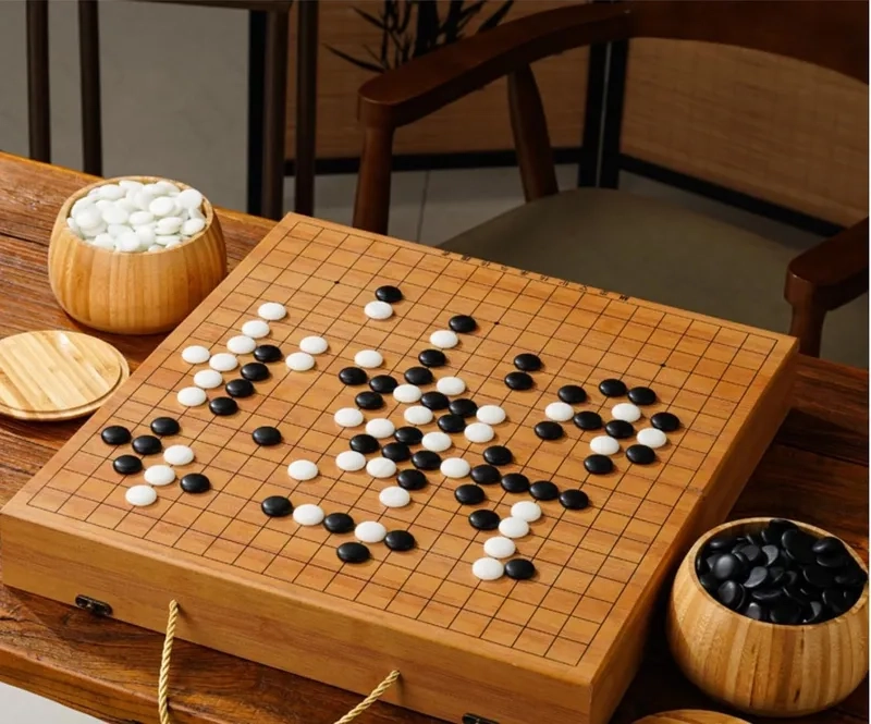 Hai kỳ thủ đấu cờ vây kịch tính