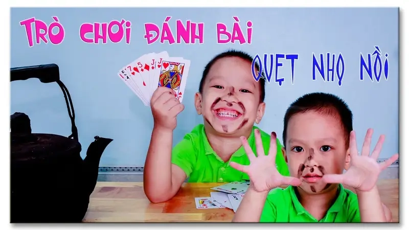 Đánh bài quẹt nhọ nồi ngày tết cùng gia đình