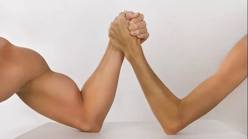 Đấu vật tay sức mạnh qua hình ảnh hai tay siết chặt