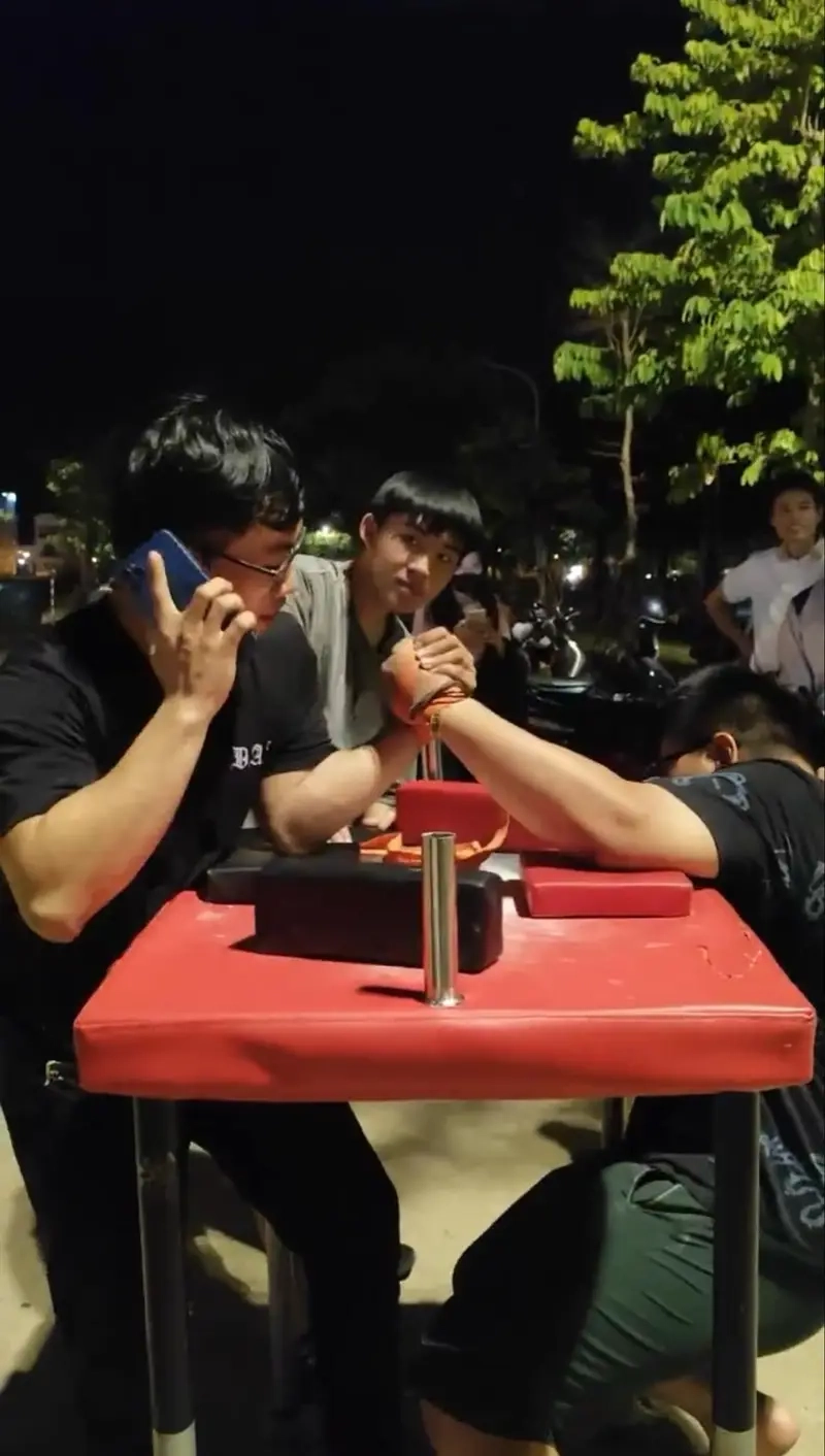 Đấu vật tay so tài giữa hai đối thủ ngang sức