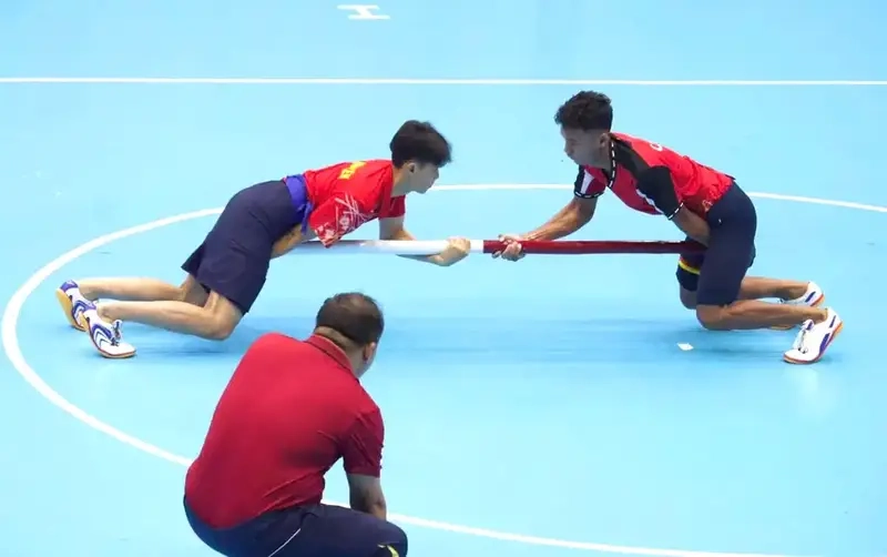 Đẩy Gậy trong lễ hội với không khí sôi động