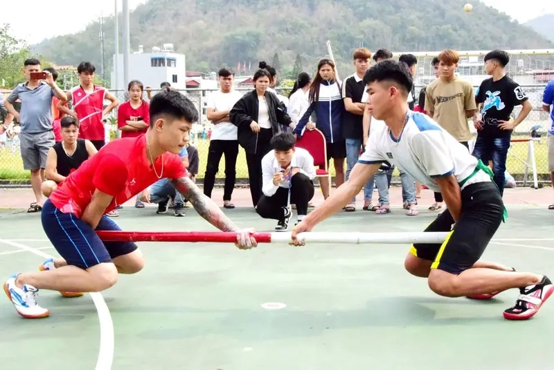 Đẩy Gậy ngày hội thể thao với học sinh thi đấu