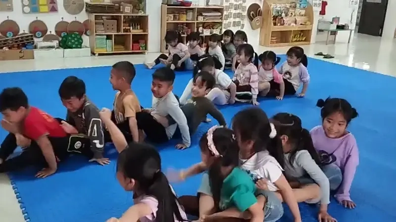 Đua thuyền trên cạn giải trí cho nhóm bạn