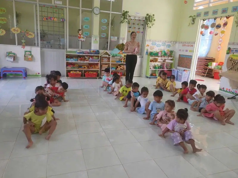 Đua thuyền trên cạn ngoài trời đầy sôi động