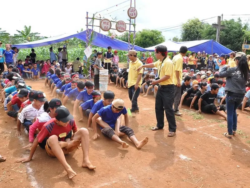 Đua thuyền trên cạn mô phỏng chèo thuyền