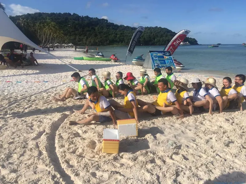 Đua thuyền trên cạn kết hợp thể thao vui nhộn