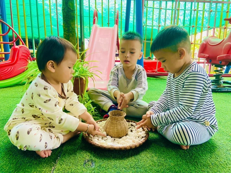 Hoạt động vui nhộn giúp bé khéo tay hơn với gắp cua bỏ giỏ cho trẻ em