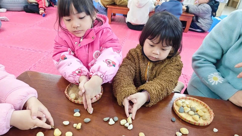 Hoạt động phù hợp độ tuổi với gắp cua bỏ giỏ mầm non