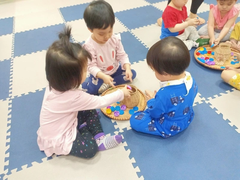 Rèn đôi tay khéo léo thông qua gắp cua bỏ giỏ rèn sự khéo léo