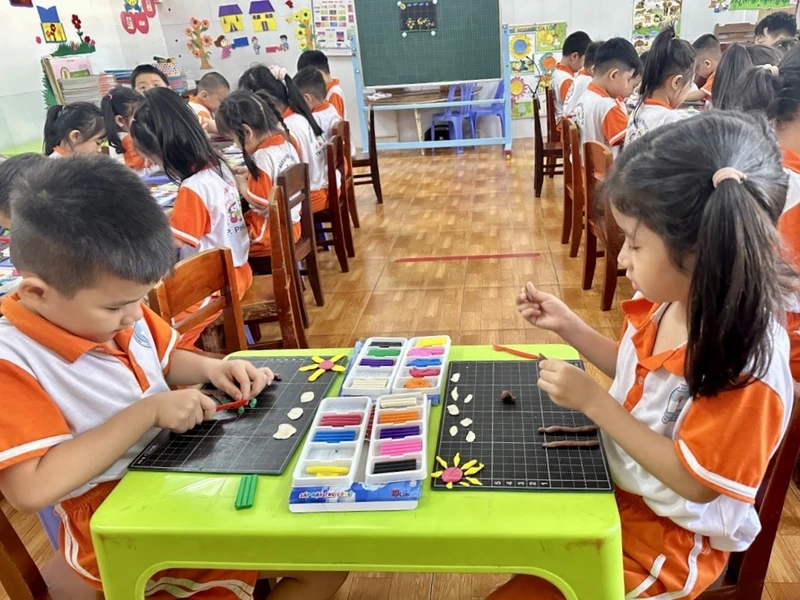 Bé làm quen tạo hình cơ bản nhờ cách nặn đất sét