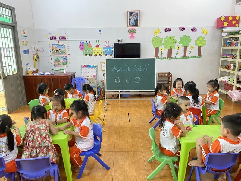 Hoạt động quen thuộc trong lớp là nặn đất sét mầm non