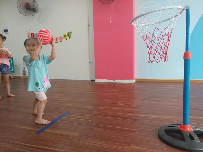 Hướng dẫn cách chơi trò chơi ném bóng vào rổ chi tiết 