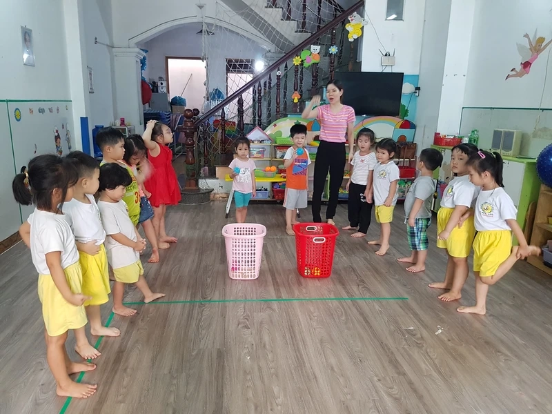 Tổ chức ném bóng vào rổ cho trẻ em vui nhộn an toàn